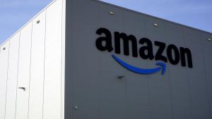 Acquisti Amazon al buio, ecco come funziona il business da 10mila pacchi: “E ogni evento va sold out”