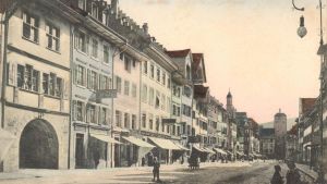 In den 1920ern donnern LKW über die Kaiserstraße und wirbeln ordentlich Staub auf