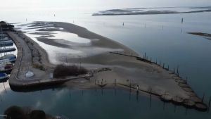 Laguna di Grado assediata dai fanghi, l’allarme: «Ormai la navigazione è a rischio»