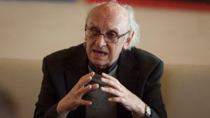 Petros Markaris: “Caro affitto, quanto mi costi. I problemi quotidiani sono un thriller. Basta lamentele: bisogna protestare”