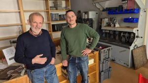 Bordignon cede la mano al giovane allievo Nicola: l’arte del calzolaio ha un futuro a Gradisca