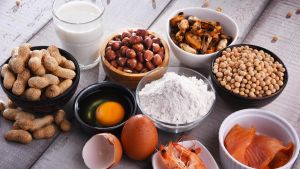 Allergeni alimentari, perché al ristorante non basta mettere un cartello. “Ecco cosa si rischia” /