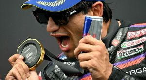 Marc Marquez cade si frattura a Le Mans: si opera, saltarà due gare. Vince ancora l'Aprilia di Martin