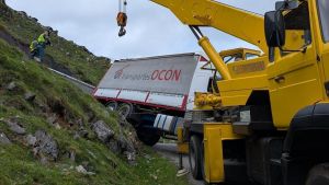 Salvar al camión de la Vuelta: una grúa libera (tras hora y media de trabajos) el transporte pesado que quedó suspendido en el aire en una curva al bajar el Angliru tras la etapa