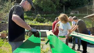 Panchina gigante di Borgofranco i volontari cancellano i vandali