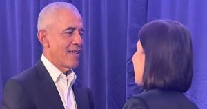 Elly Schlein importuna Obama per una foto ricordo E poi attacca l’Italia