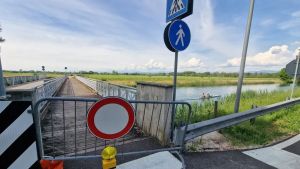 Ponte della Checca chiuso ai pedoni: Riserva Alberoni in allarme