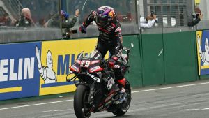 Martin vince a Le Mans con una rimonta superba. Tripletta Aprilia, Bezzecchi secondo. Caduto Bagnaia: la nuova classifica