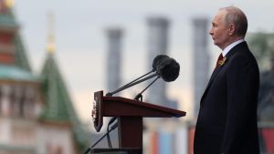 Perché Putin sta (finalmente) cedendo, la parata del leader dimezzato che ora vuole la fine della guerra /