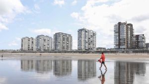 Heroica intervención en la playa de Salinas: dos sanitarios y agentes de la Policía Local salvan la vida a un surfista que se desplomó en el agua