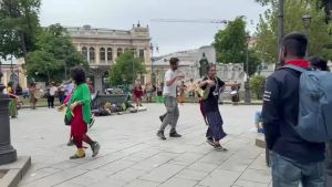Musica e balli: l'altro volto di piazza Libertà a Trieste