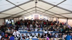 La lluvia no impide la multitudinaria comida en la calle de las fiestas del Oviedo Antiguo: 