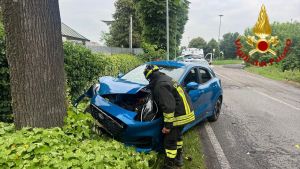 Lodi, auto si schianta contro un albero: due persone ferite/