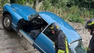 Auto d’epoca scivola nella scarpata e finisce nel campetto dei frati a Trieste: ferito il conducente