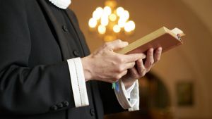 Hvordan opdager præsten, at der er en i sognet, der er død? Det er befriende at samtalen kredser om det praktiske arbejde ved begravelsen