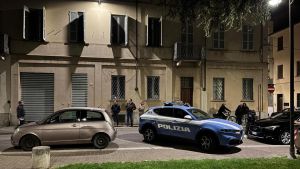 Maxi-rissa in piazza Meardi a Voghera: in 20 si picchiano alla fontana
