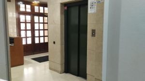 La autopsia revela que la mujer hallada muerta en un ascensor de Oviedo falleció por causas naturales