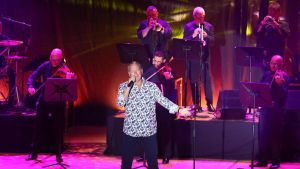 La última ovación de Oviedo a Bertín Osborne: el cantante se despide de sus fans repasando 45 años de historia