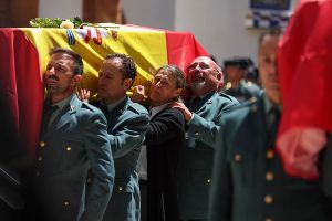 Nos esquilman vivos, nos desprecian muertos