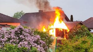 Großalarm in Ehingen: Lichterloh brennende Gartenhütte bedroht angrenzende Gebäude