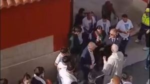 Elezioni, candidati sindaco litigano in mezzo alla strada durante la festa del paese: li divide il parroco