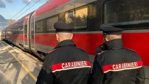 Caos a Iseo, violenta rissa sul treno: coinvolti otto ragazzi tra i sedici e i vent’anni