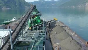 A Costa Volpino è partita la rimozione dell’isola di detriti: “Per un lago d’Iseo più sicuro”