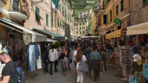 Cinque Terre, Vernazza frena l’overtourism: gruppi a numero chiuso, nuove regole e divieti