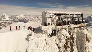 I rifugisti? Giovani e gourmet: sempre più under 30 in fuga dalle città e la baita diventa chalet ‘alla moda’
