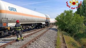 Cisterne deragliate nel Mantovano, disastro sfiorato: per il travaso del gas infiammabile il nodo dell’A22