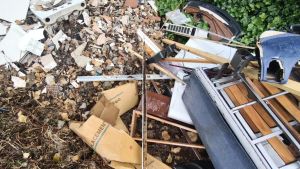 Brugherio, zio e nipote ‘furbetti’ dei rifiuti: smontano cofani, portiere e batterie. Poi li abbandonano lungo la strada