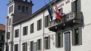 Cuorgnè sommersa dall’erba alta Il Comune scarica tutto sugli uffici