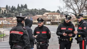 Incubo baby gang, ragazzi escono dalla discoteca, inseguiti e picchiati: “Mi hanno rotto un dito”