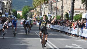 Emozioni al Gp Industrie del Marmo. La volata finale si tinge di Gialli