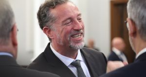 Извадете микрофона от устите на придворните си говорители
