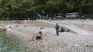 Pronta la scala della Bau Beach di Barcola e a giugno arriva il cancello