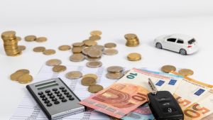Napoli, fino a 4.486 euro l'anno per mantenere un'auto: costa il doppio che a Milano