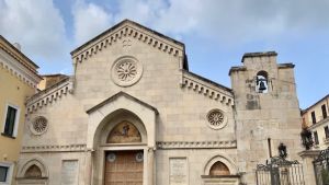 Sorrento, precipita dal muro nel cortile della cattedrale: morto 64enne