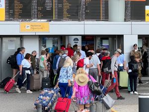 Sciopero degli aerei, a Napoli cancellati 22 voli: code ai check-in per partenze alternative