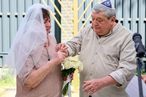 Taking advantage of Ukraine ceasefire, Jewish couples wed in joint ceremony in Kyiv