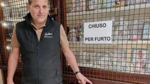Mestre, ladro scassina la vetrina e spacca la grata di Balducci Argenti, inquadrato dalle telecamere