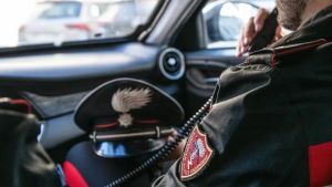 Finge di aiutare un motociclista in panne, poi gli ruba il cellulare e rovina il mezzo
