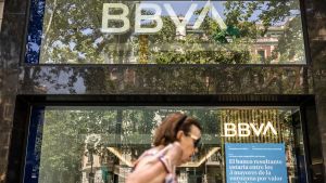 Qué hacer con BBVA, IAG, Acerinox e Indra en el actual contexto de mercado