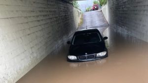 Pioggia e grandine sul Friuli, auto finite sotto un metro d’acqua nei sottopassi e disagi al traffico