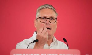 Starmer odložil poskus odstavitve do septembra