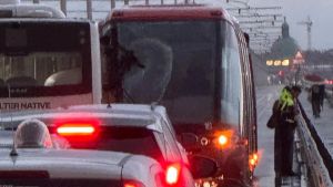 Autobus fuori servizio tampona un tram fermo sul Ponte della Libertà, feriti autista e una passeggera