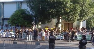 Una protesta sanitaria marca el inicio del debate de Canal Sur con una sonora pitada a Moreno Bonilla