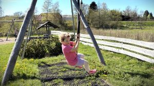 Vi tester legeparken i Hatting: - Den er lille, selvom de har en græsplæne, hvor...
