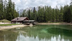 Lago Ghedina senz’acqua, ha inciso la pista da bob: disputa tra Sib e Simico su una perdita