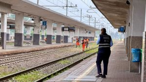 Tragedia sfiorata in stazione a Voghera: 52enne si sdraia sui binari, il treno le passa sopra senza ferirla